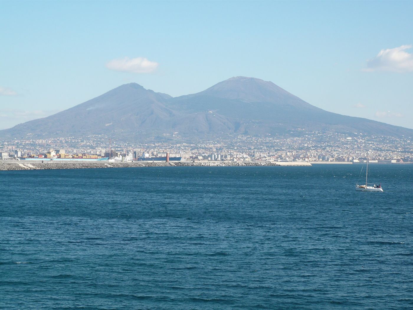 El Vesuvio visto desde el golfo de Nápoles